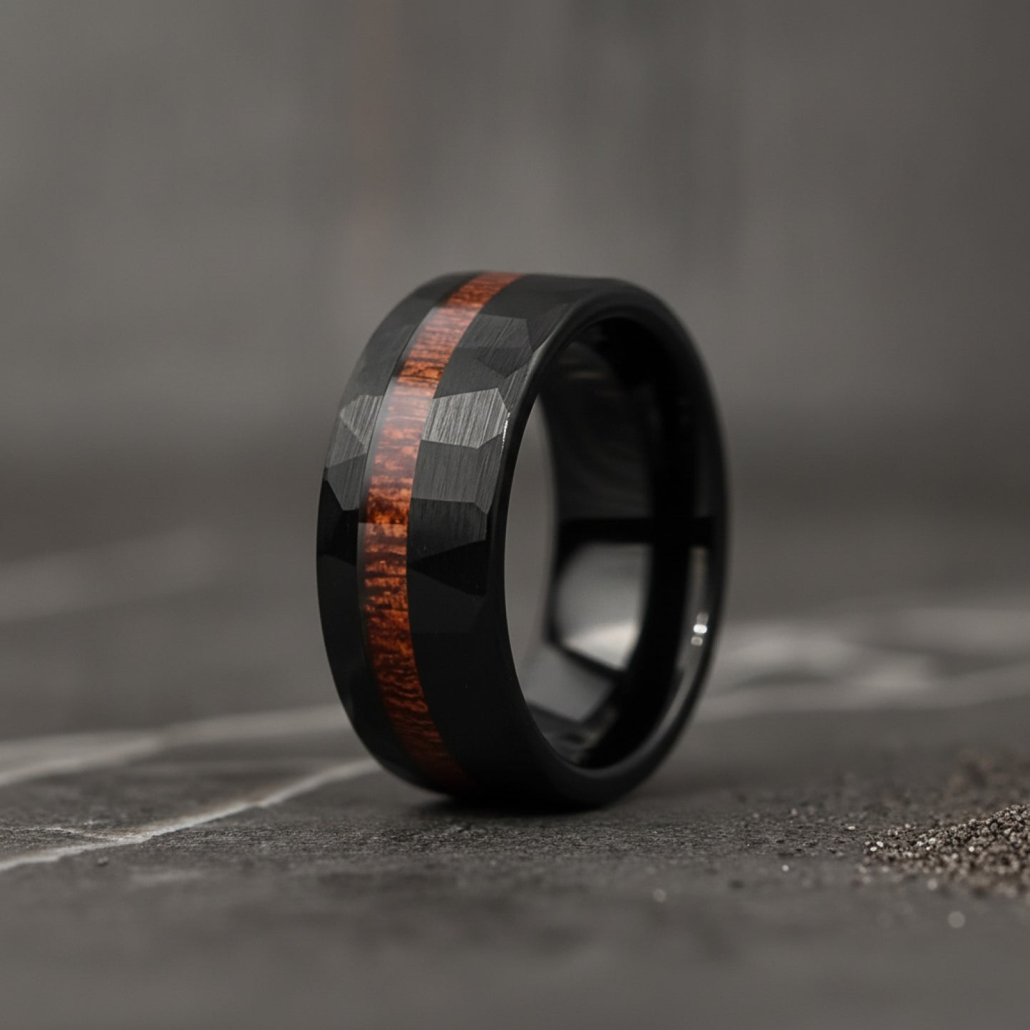 Bague Tungstène Noir Martelé 8mm avec Incrustation Bois Koa - Unisexe, Bijou Mariage & Cadeau