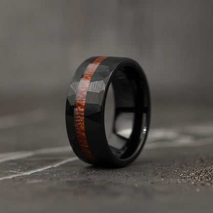 Bague Tungstène Noir Martelé 8mm avec Incrustation Bois Koa - Unisexe, Bijou Mariage & Cadeau