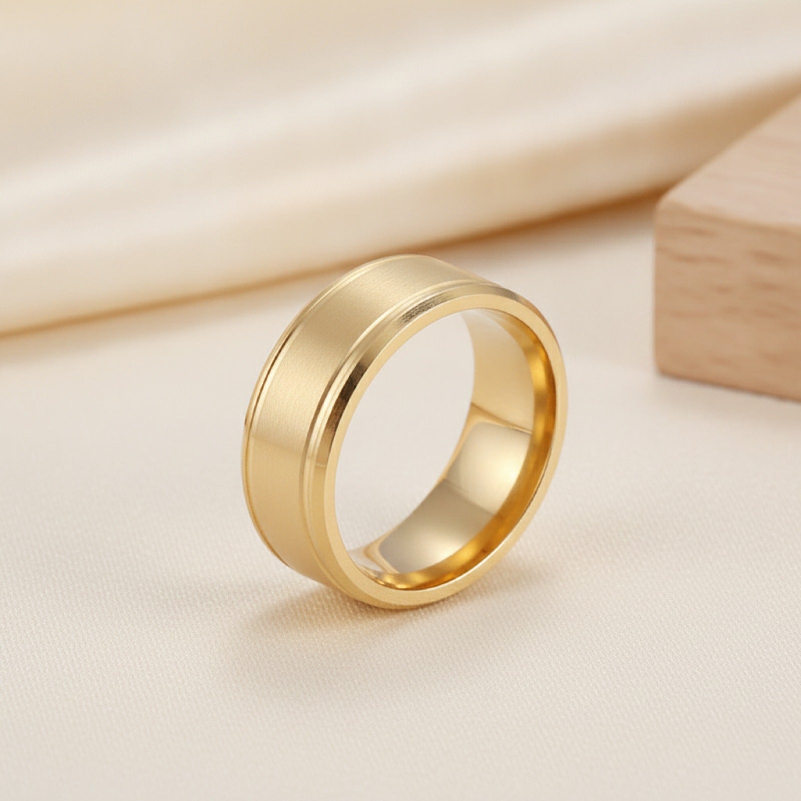 Bague Minimaliste en Or 8mm pour Hommes et Femmes - Bijou de Mariage Tendance