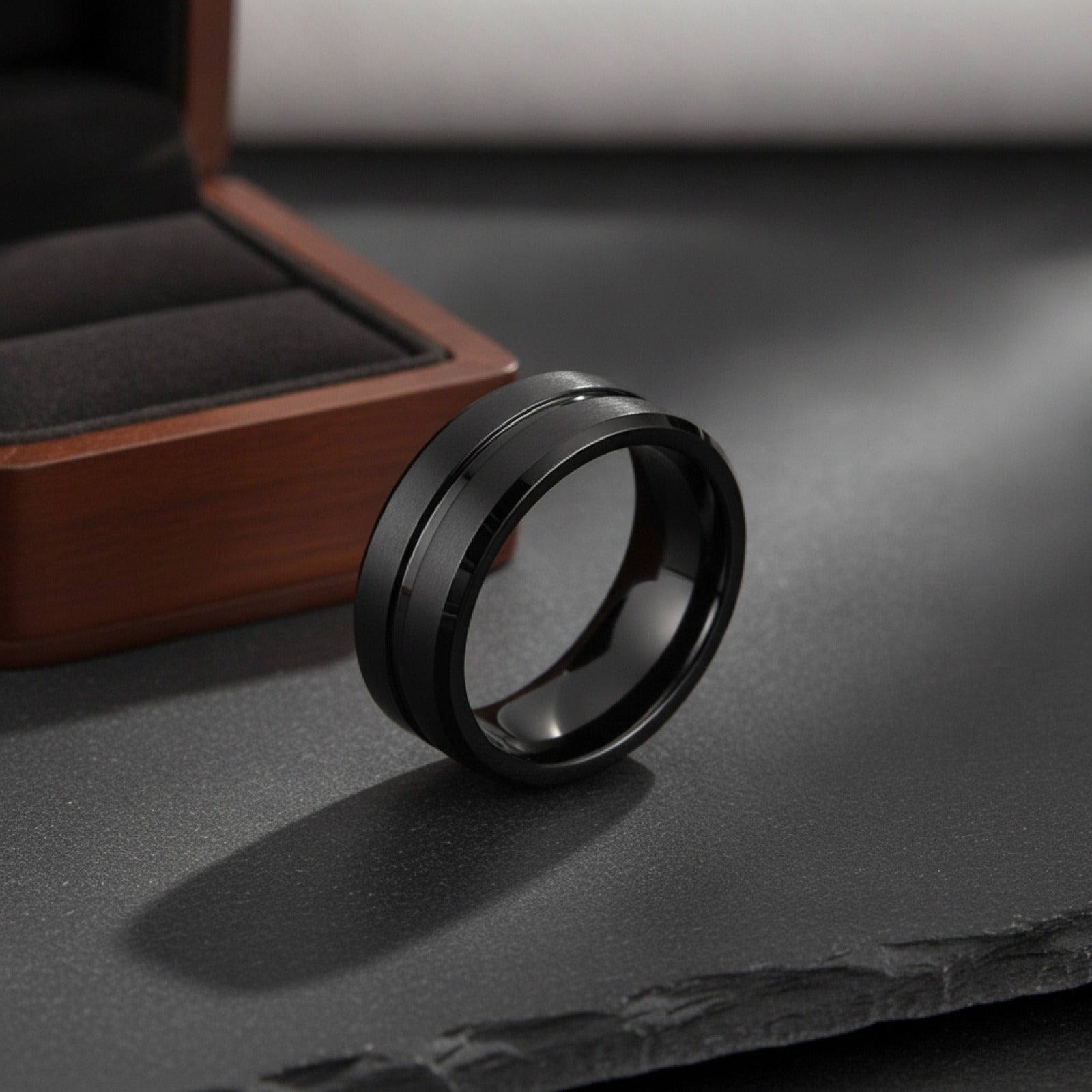 Bague de fiançailles homme acier noir rainuré 8mm - Style luxe