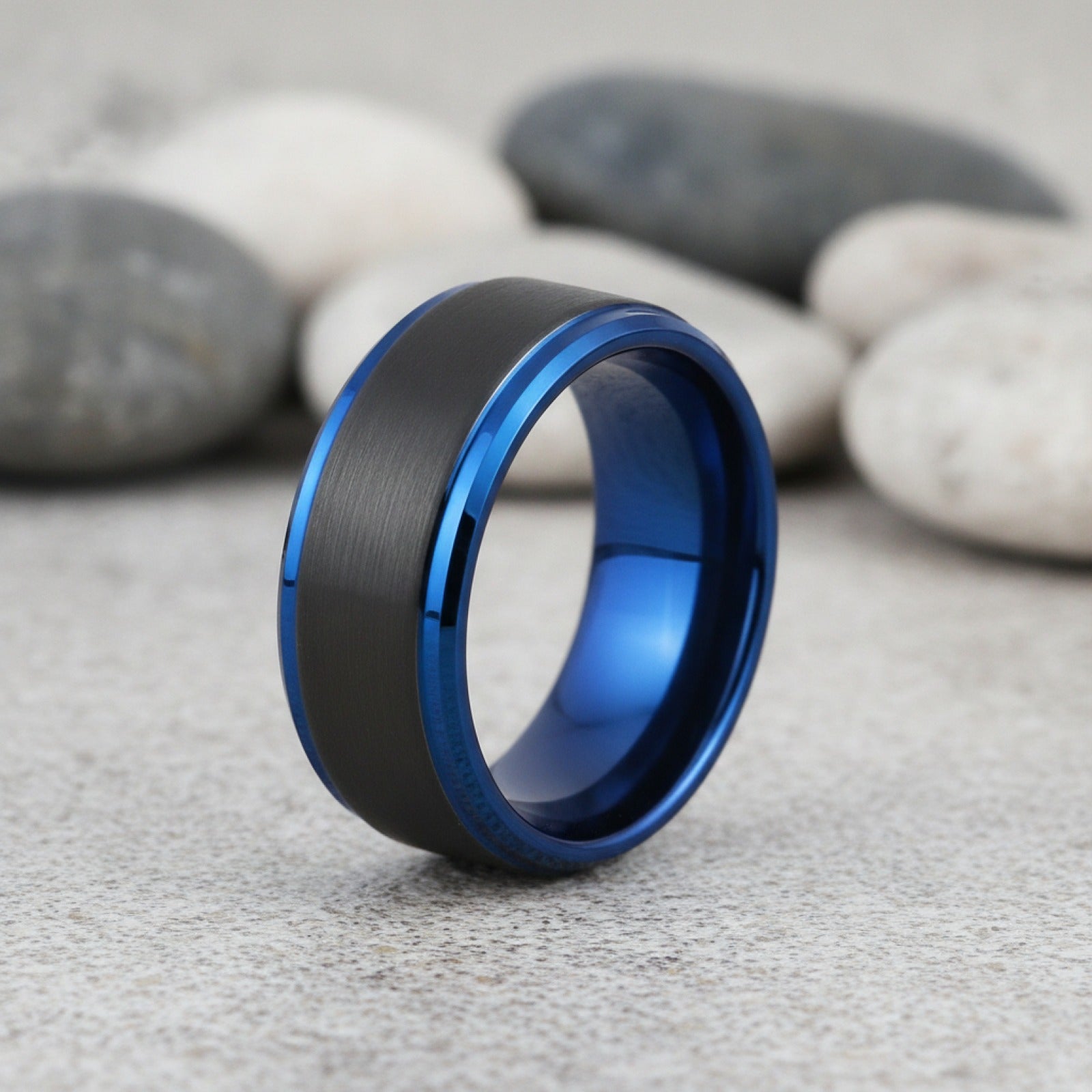 Bague Titane Noir Brossé 8mm avec Bord Bleu - Style Moderne pour Homme et Femme