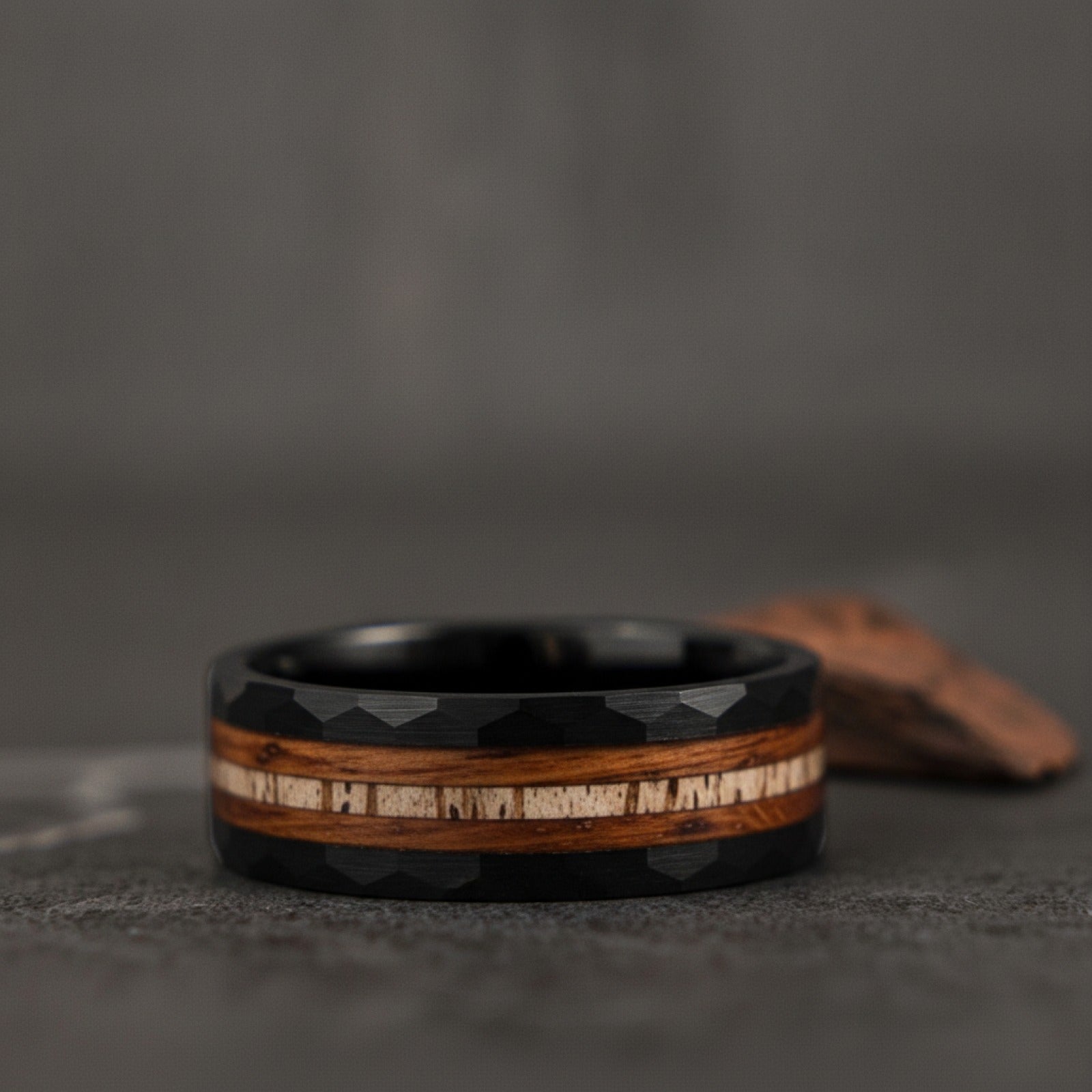 Bague Homme Acier Inoxydable 8mm - Design Bois de Cerf Noir Brossé & Koa - Bijou Mariage Tendance