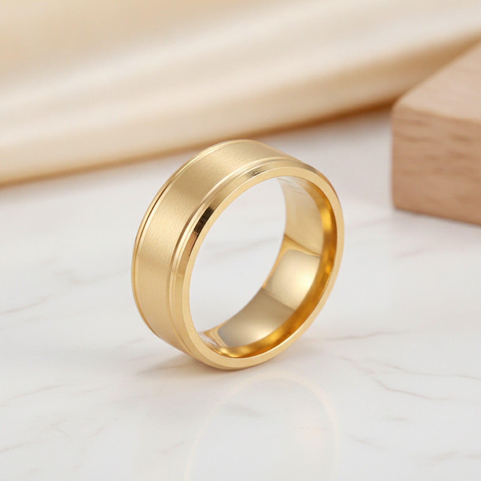 Bague Minimaliste en Or 8mm pour Hommes et Femmes - Bijou de Mariage Tendance