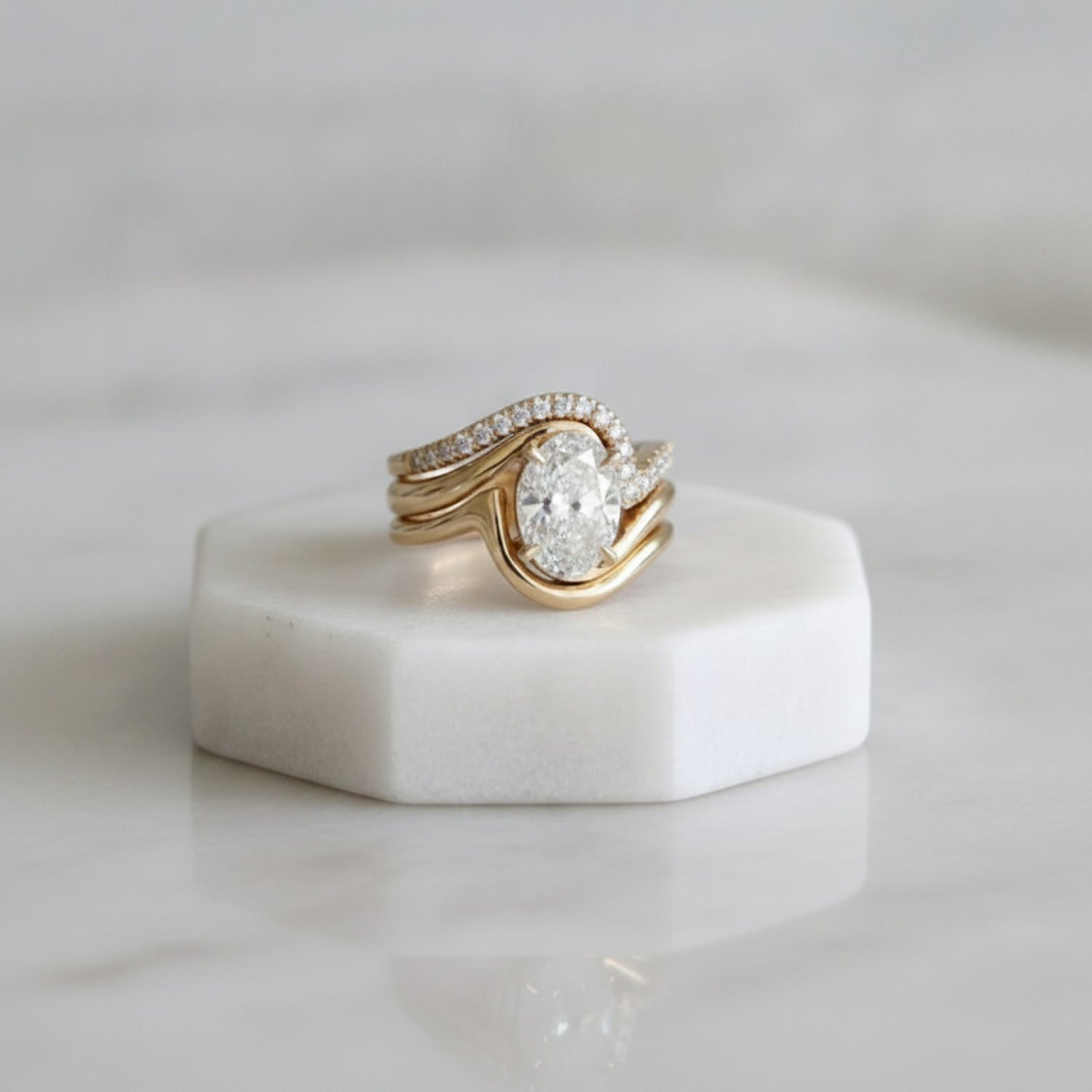 Bague Géométrique Dorée Femme Zirconiums Blancs - Bijou Élégant Quotidien & Fête