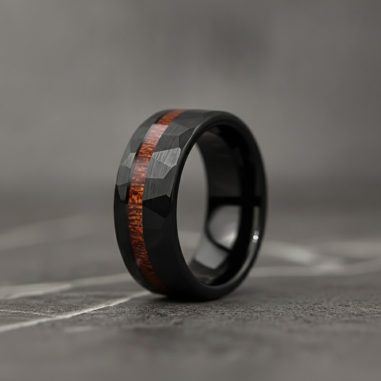 Bague Tungstène Noir Martelé 8mm avec Incrustation Bois Koa - Unisexe, Bijou Mariage & Cadeau