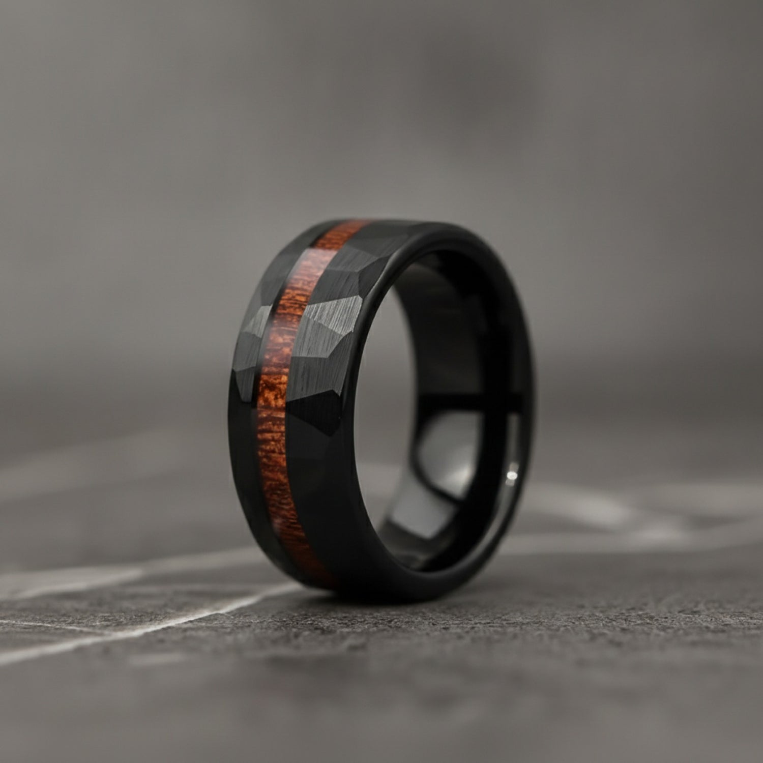 Bague Tungstène Noir Martelé 8mm avec Incrustation Bois Koa - Unisexe, Bijou Mariage & Cadeau