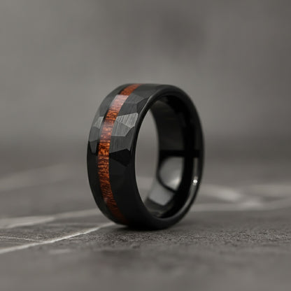 Bague Tungstène Noir Martelé 8mm avec Incrustation Bois Koa - Unisexe, Bijou Mariage & Cadeau