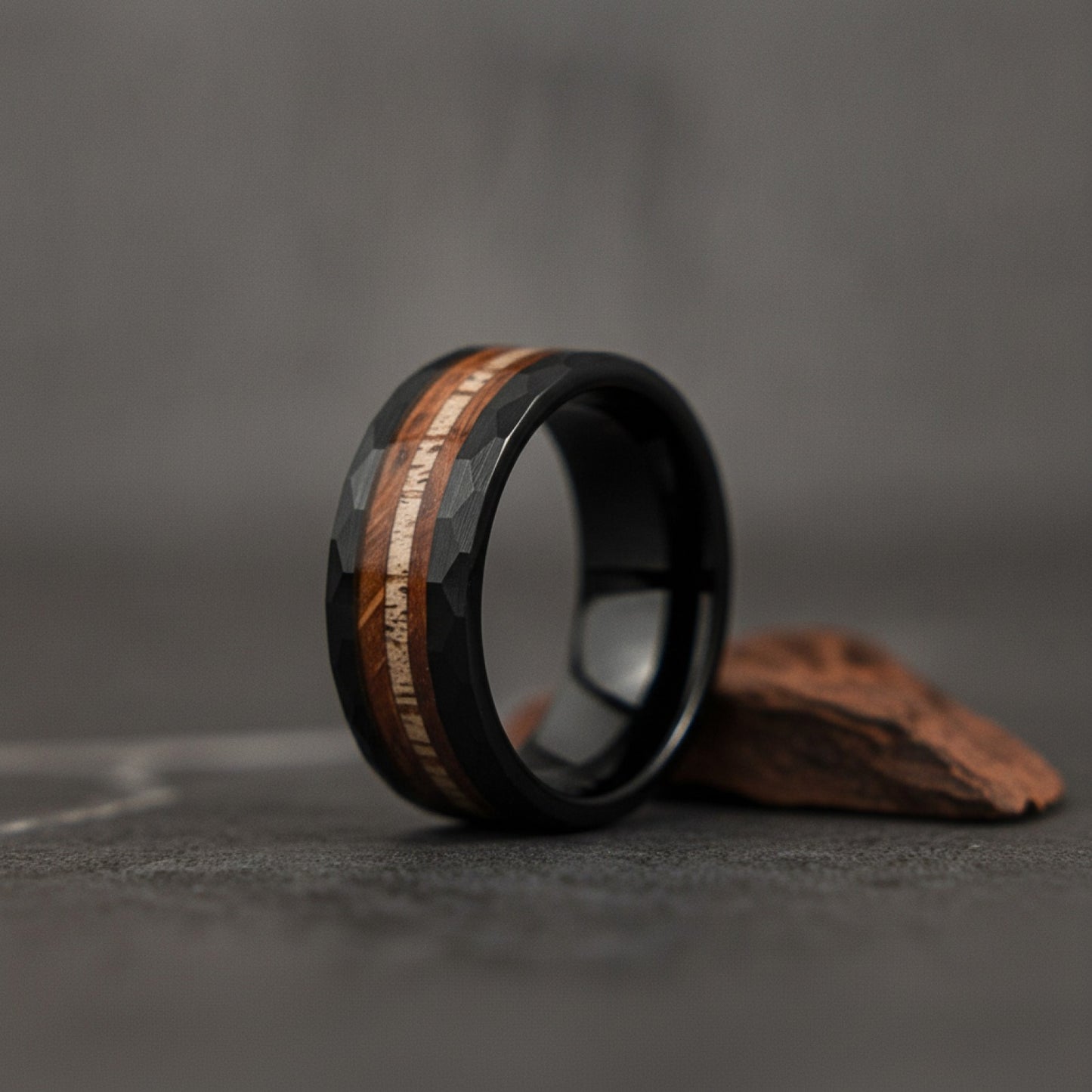 Bague Homme Acier Inoxydable 8mm - Design Bois de Cerf Noir Brossé & Koa - Bijou Mariage Tendance