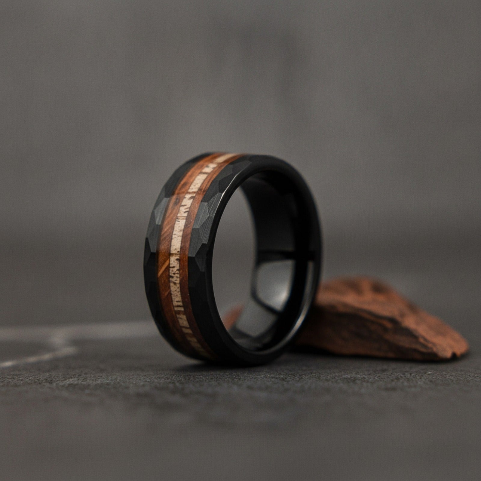 Bague Homme Acier Inoxydable 8mm - Design Bois de Cerf Noir Brossé & Koa - Bijou Mariage Tendance