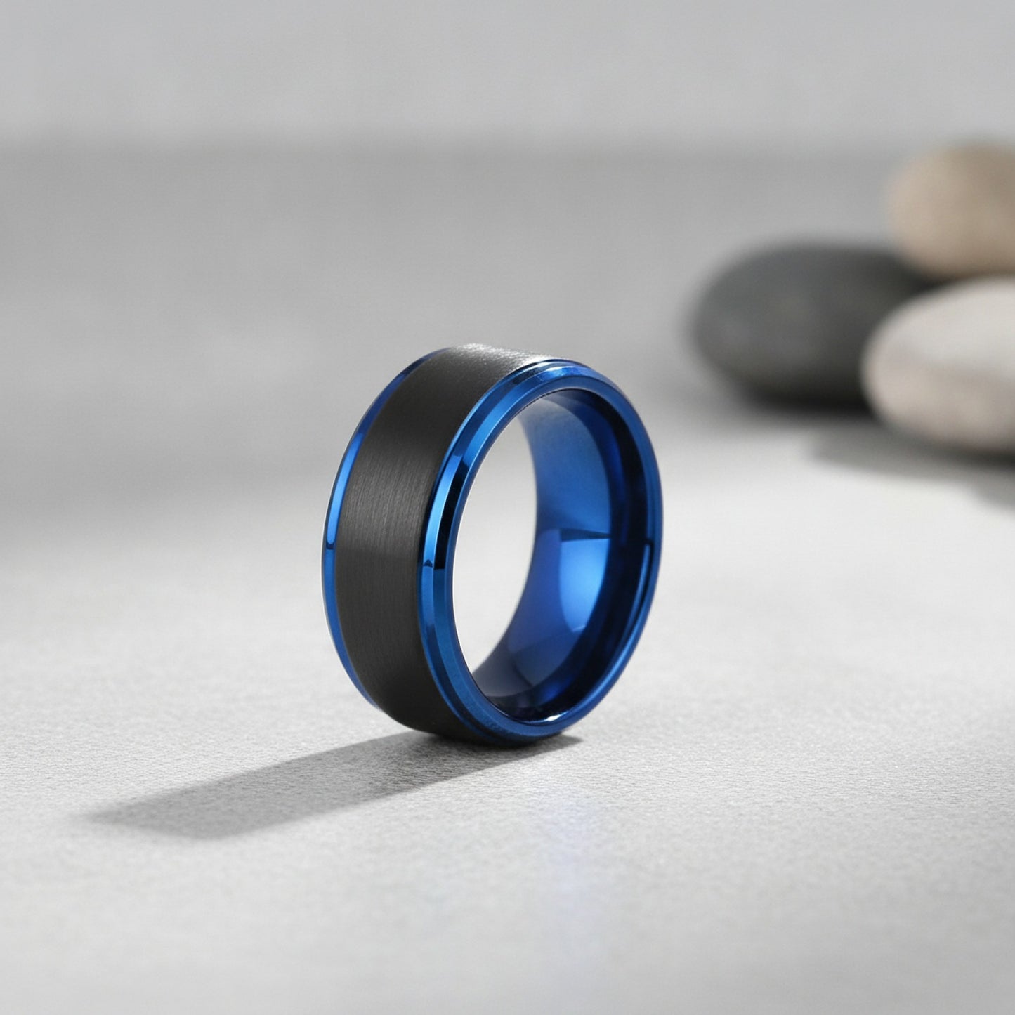 Bague Titane Noir Brossé 8mm avec Bord Bleu - Style Moderne pour Homme et Femme