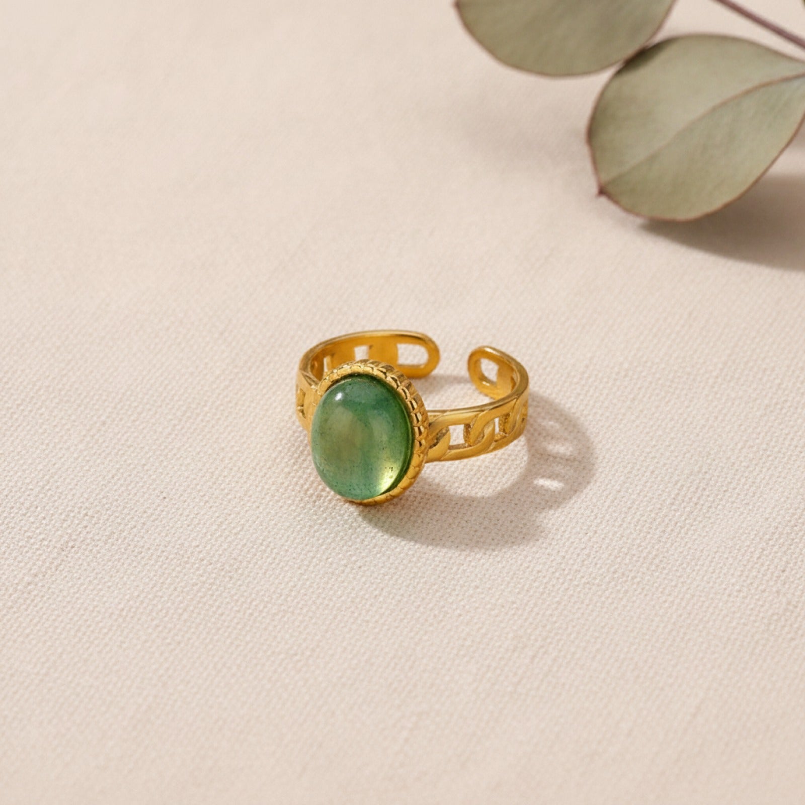 Bague Vintage Opale Verte Ovale Ajustable en Acier Inoxydable Doré - Bijou Esthétique Imperméable