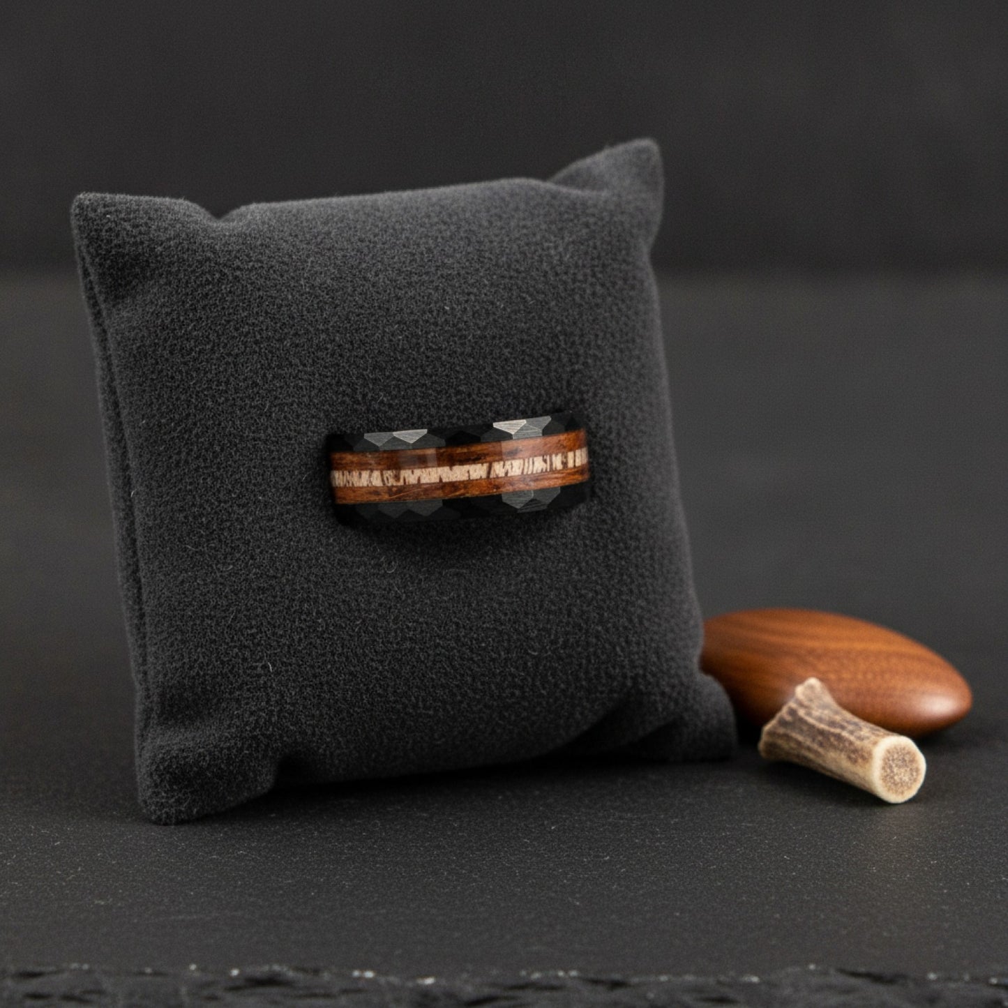 Bague Homme Acier Inoxydable 8mm - Design Bois de Cerf Noir Brossé & Koa - Bijou Mariage Tendance
