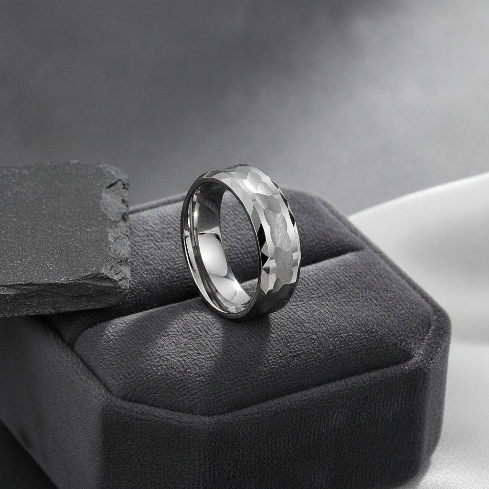 Bague Acier Inoxydable Argenté 8mm - Design Martelé & Multi-facettes pour Homme & Femme