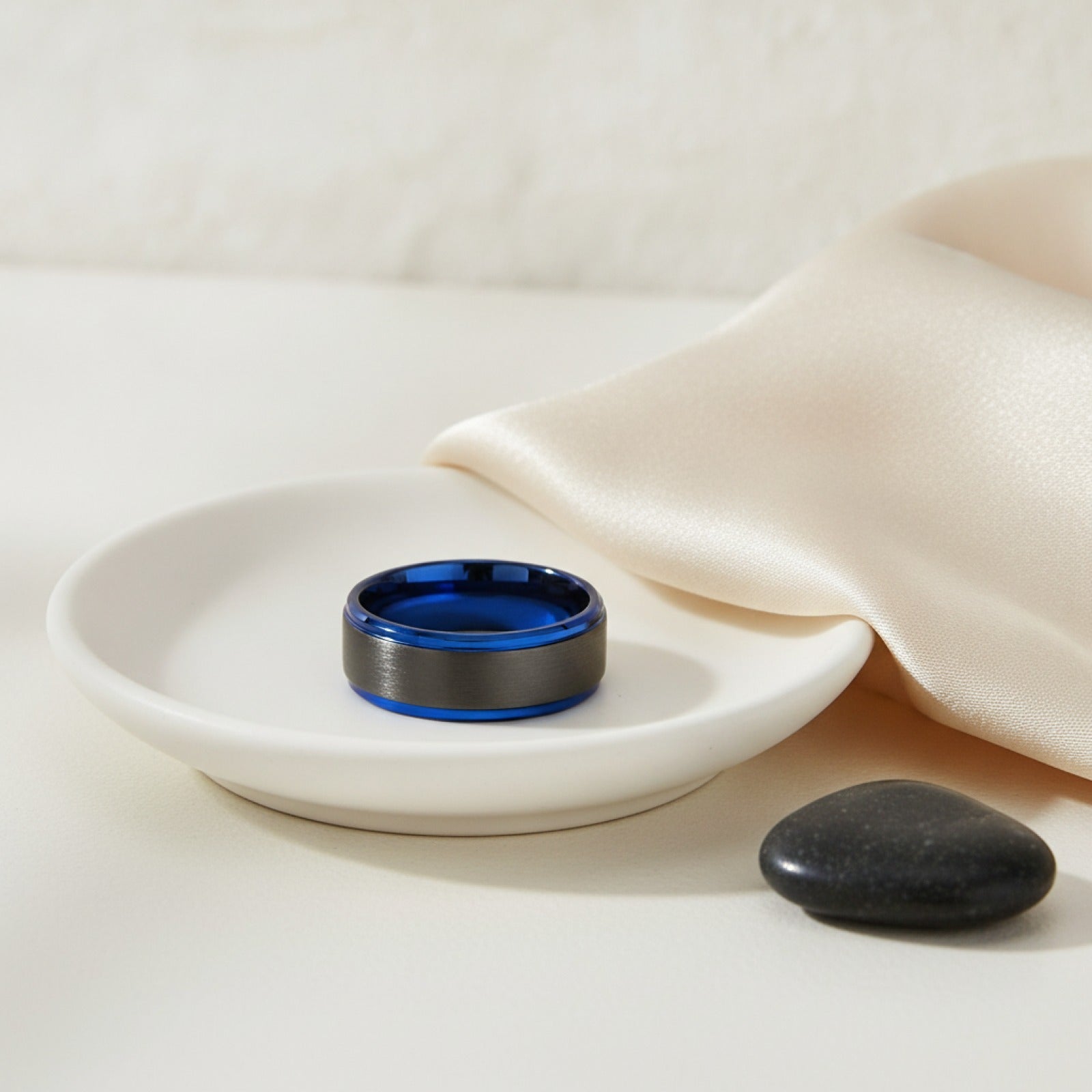 Bague Titane Noir Brossé 8mm avec Bord Bleu - Style Moderne pour Homme et Femme
