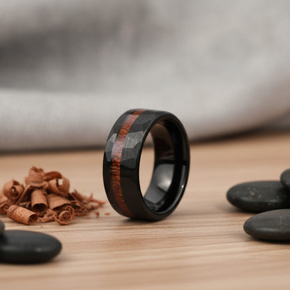 Bague Tungstène Noir Martelé 8mm avec Incrustation Bois Koa - Unisexe, Bijou Mariage & Cadeau
