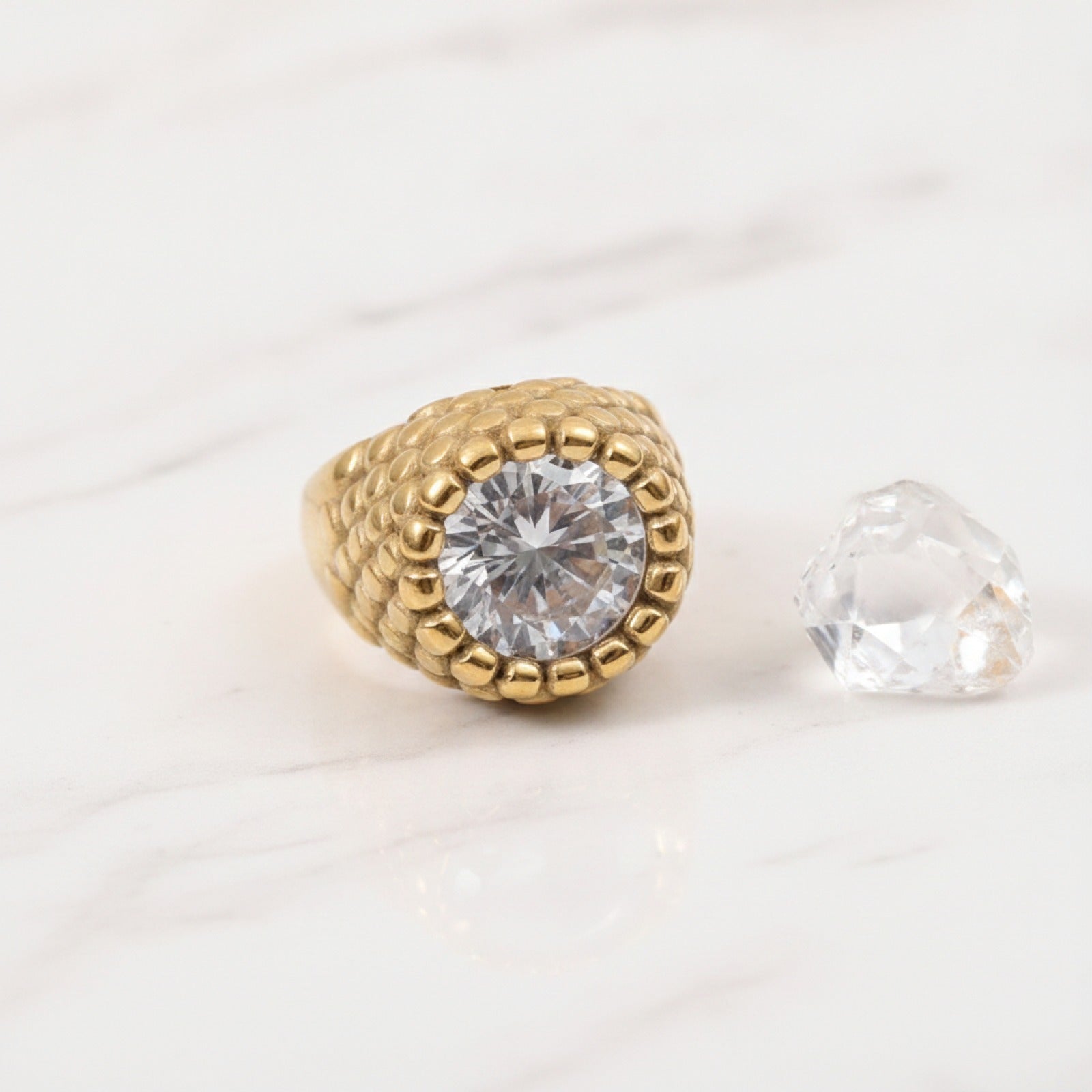 Bague Chevalière Zircon Acier Inoxydable pour Femme - Bijou Simple, Délicat et Étanche